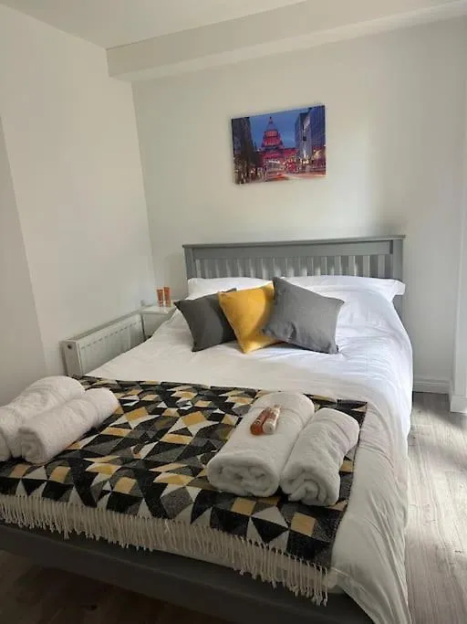 Modern 1-Bed Apartment 벨파스트 0*,